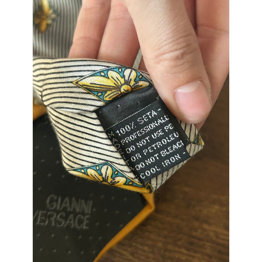 🖤💛 Vintage Gianni Versace Versus Silk Tie – Baroque + Diamond Motif - Picture 8 of 9